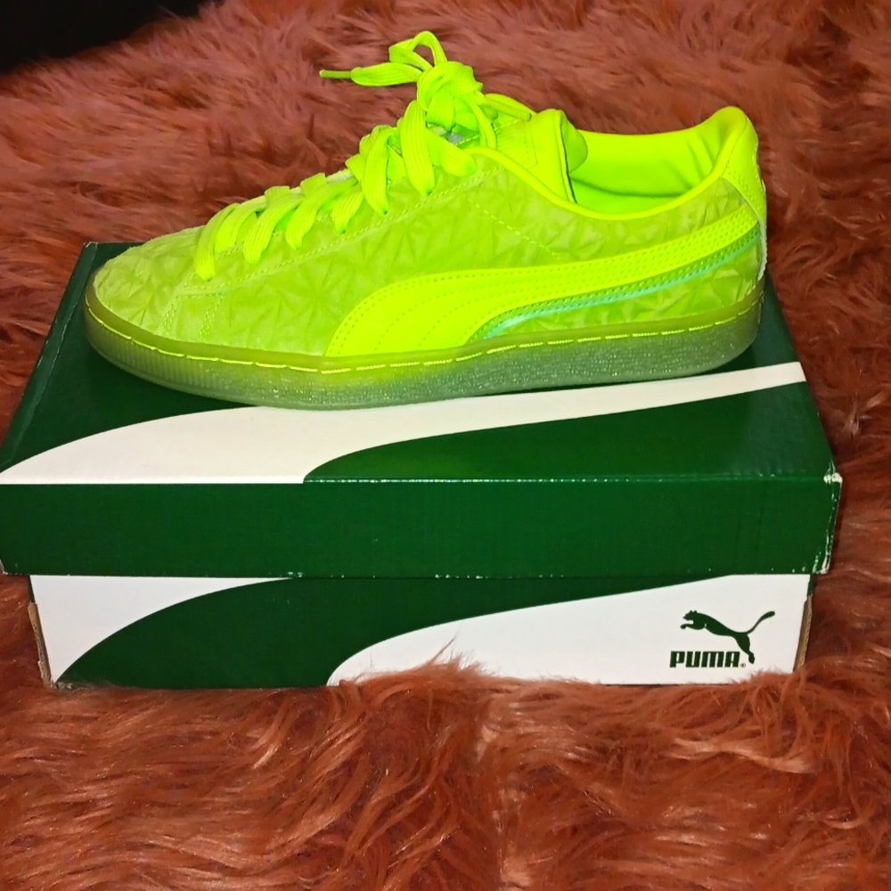 Puma brand size 6 in big kids suede greenflash-irigreen sneakers.
